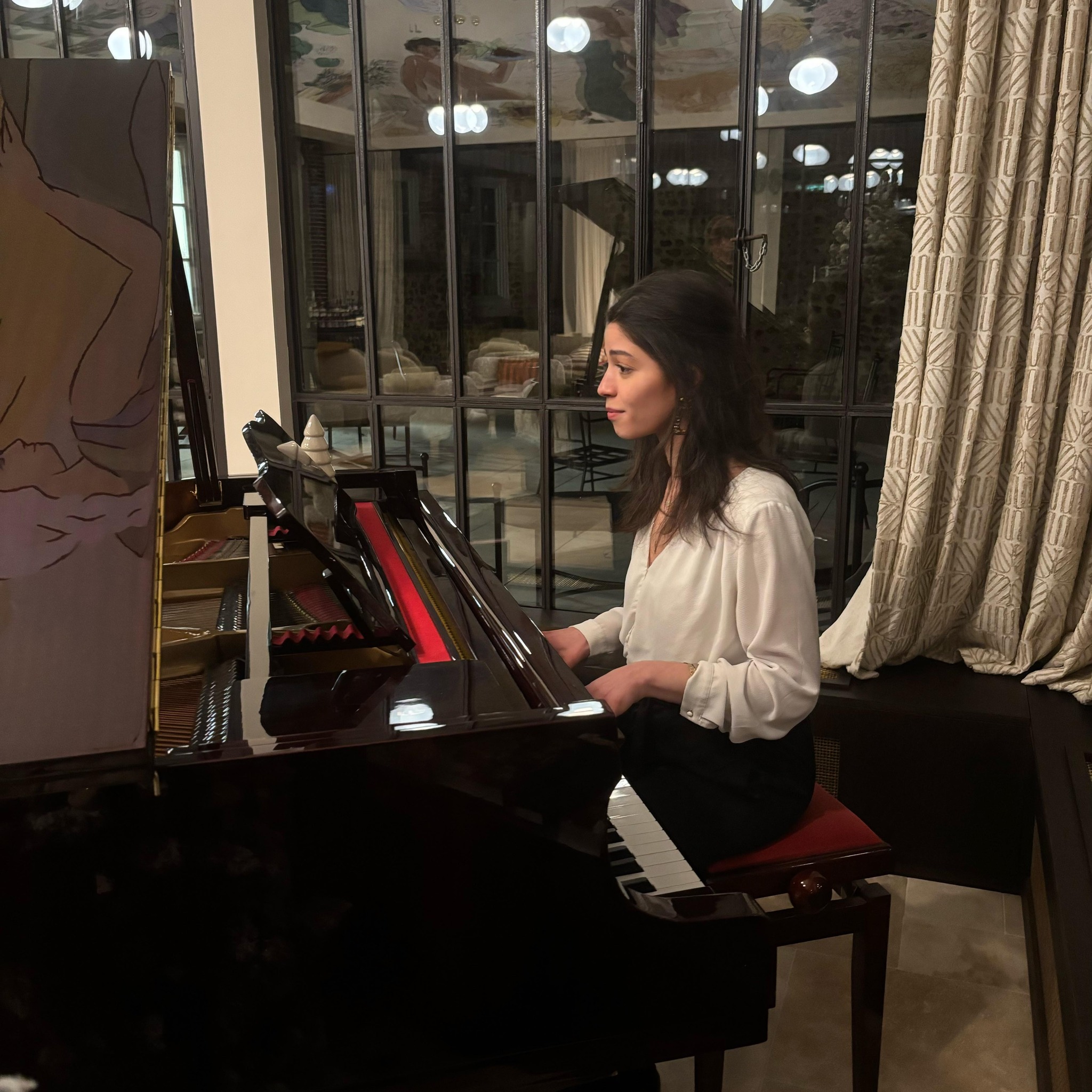 Soraya Djoubri, prof de piano et consultante SEO pour artisans, basée à Rouen